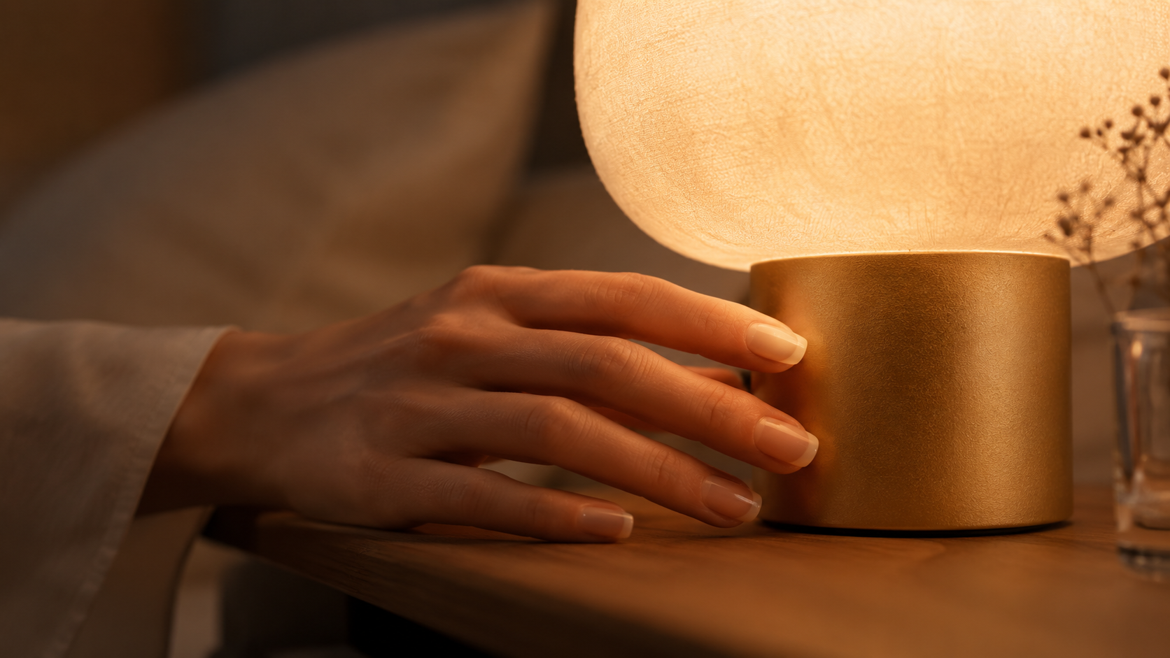 Main allumant une lampe de chevet tactile par simple contact