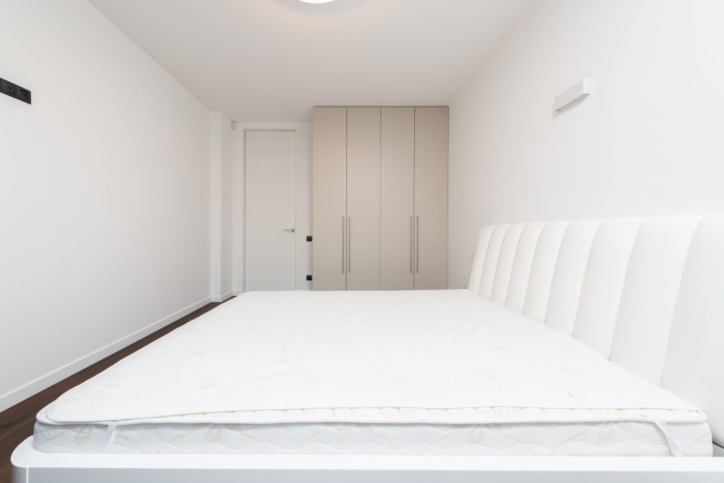 Comment choisir un surmatelas confortable pour une chambre élégante et reposante ?